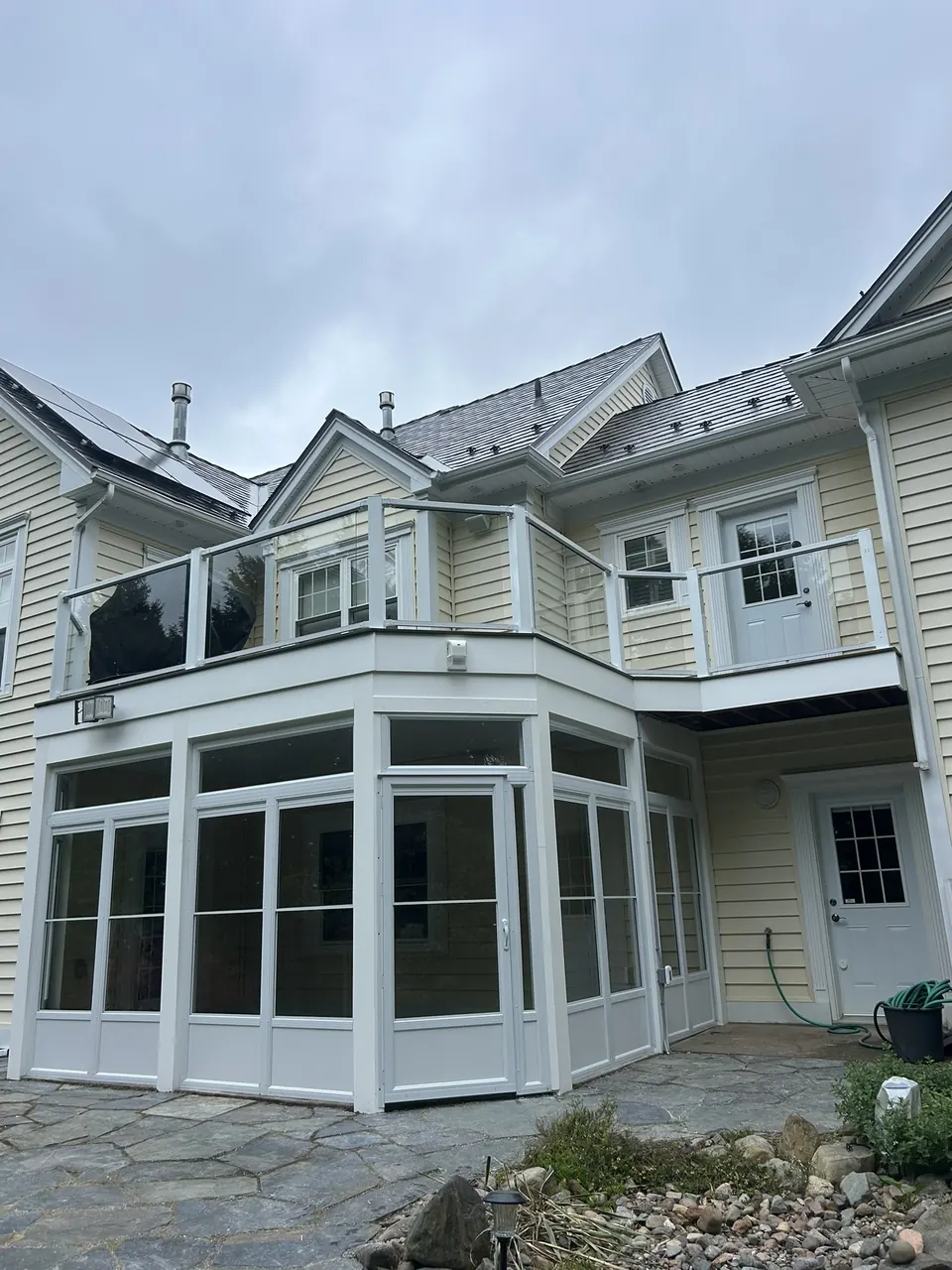 Upper deck with glass rails: house and upper-deck context