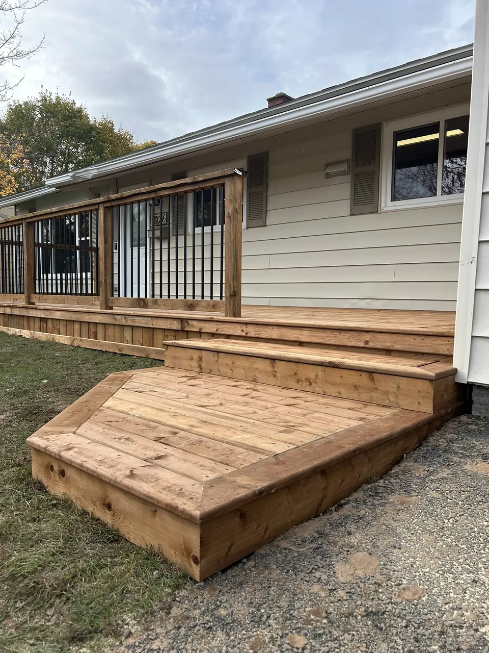 Low wood porch: porch and broad stair landing