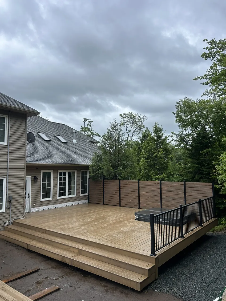 Deck & privacy screen: deck and broad steps