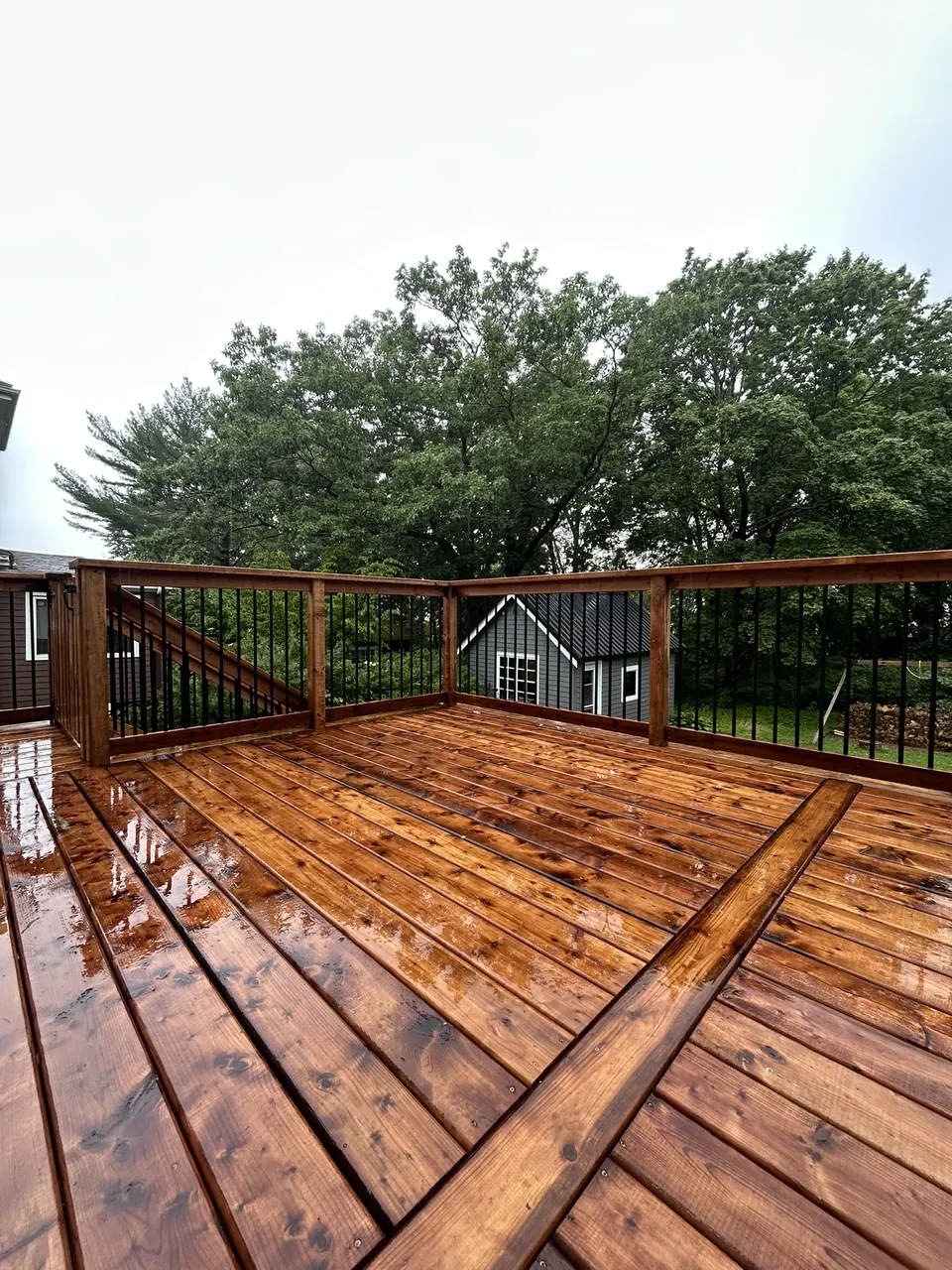 Raised wood deck: deck-board pattern