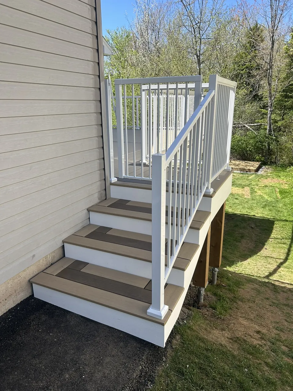 Rear deck & white rails: side stairs and deck profile
