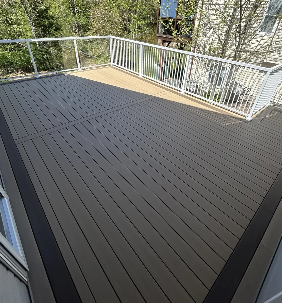 Rear deck & white rails: deck-board layout