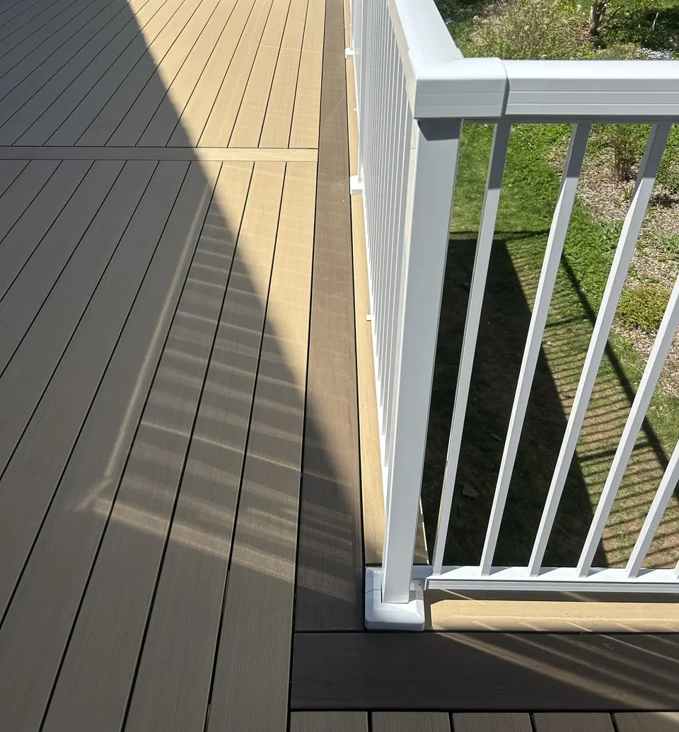 Rear deck & white rails: board border and rail connection