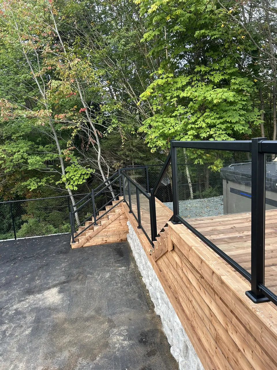 Terraced deck & glass rails: terraced stairs and glass railing from above