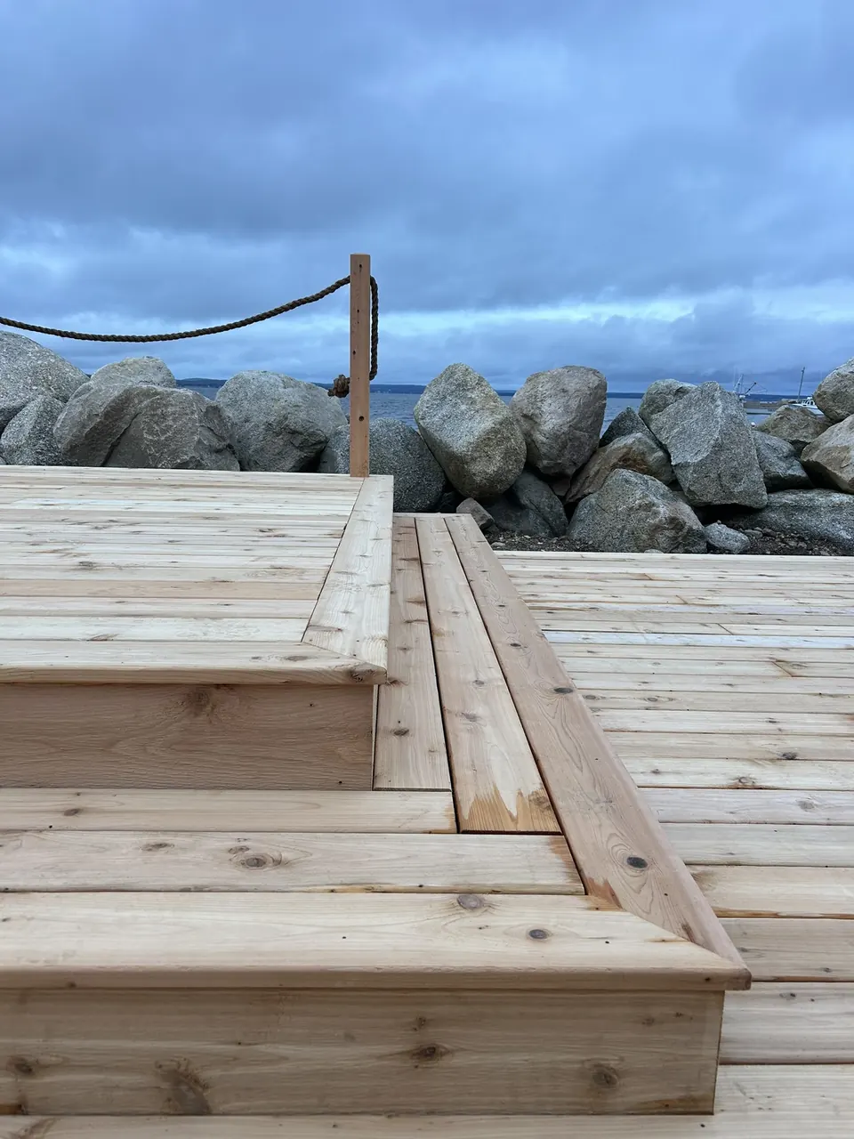 Waterfront wood platform: step junction