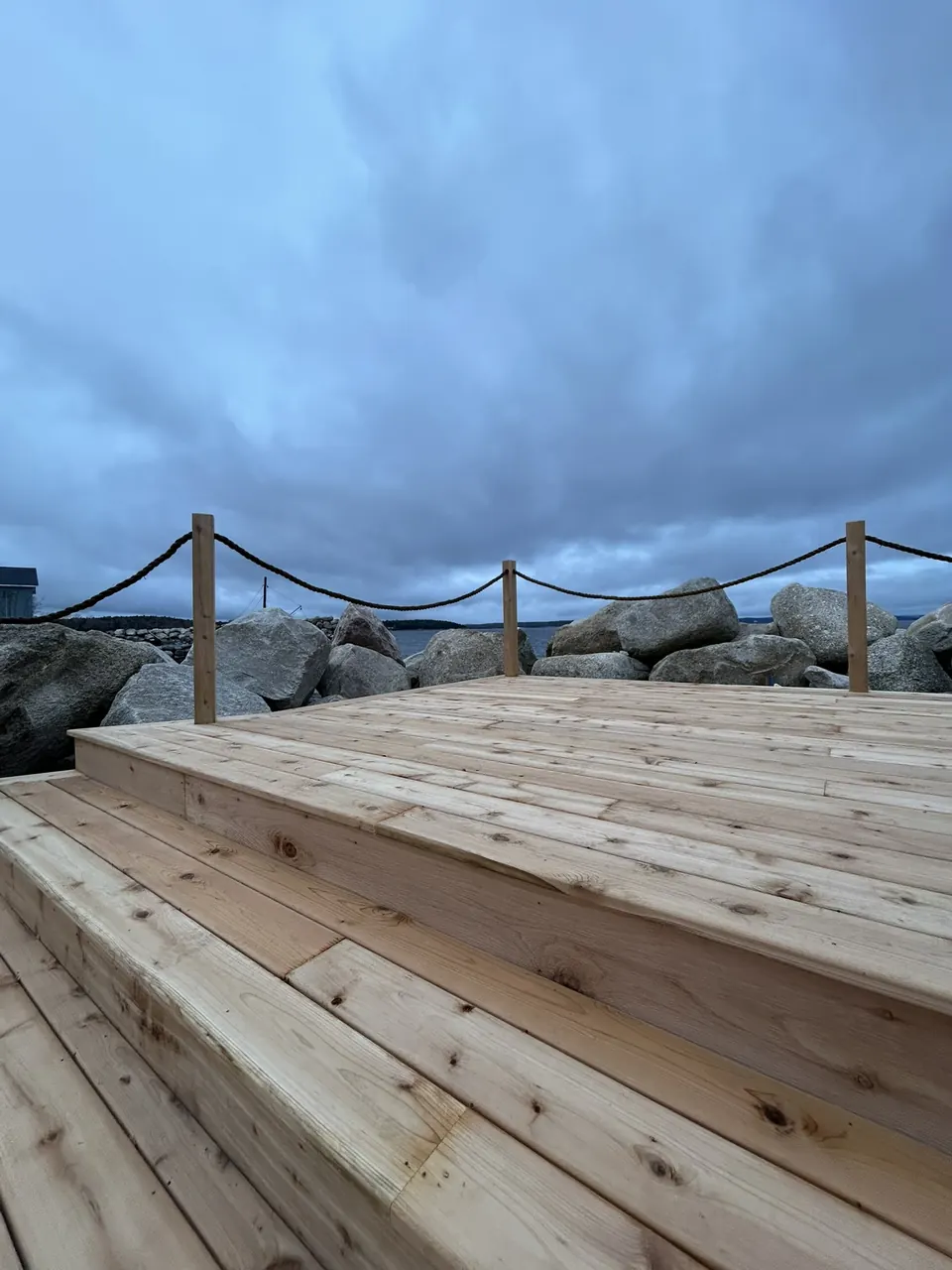 Waterfront wood platform: stepped corner
