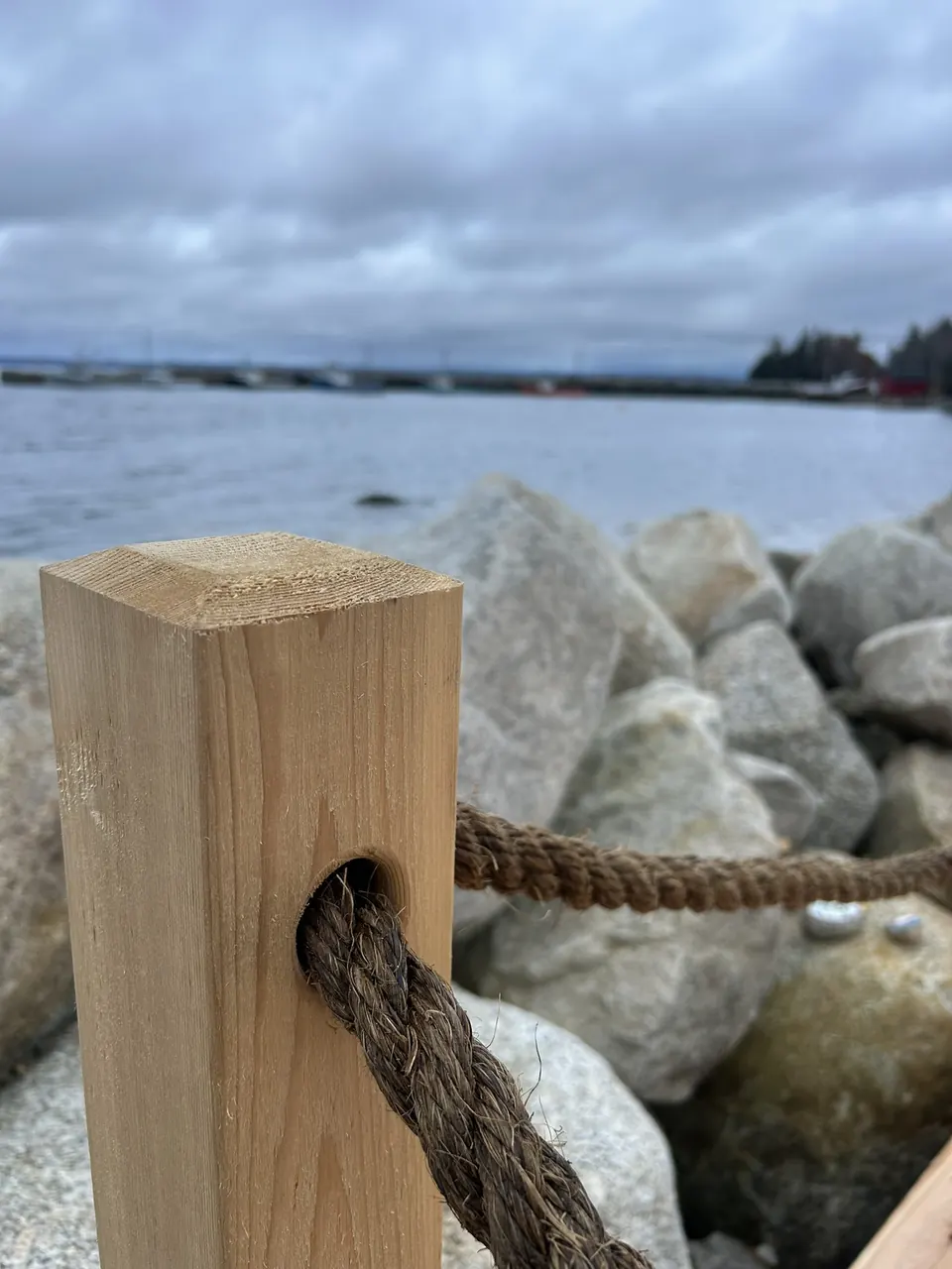 Waterfront wood platform: rope connection through a timber post