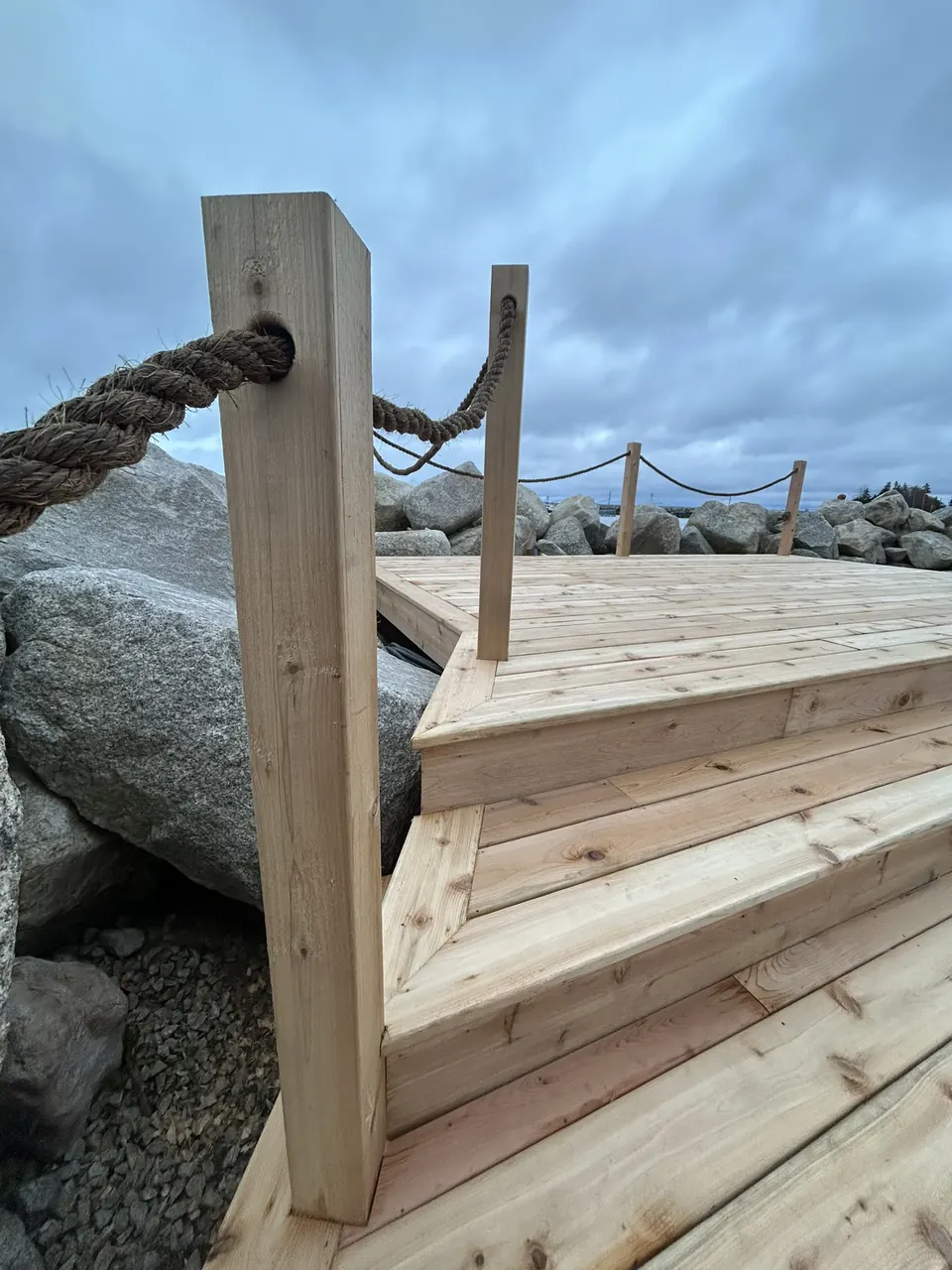 Waterfront wood platform: rope posts beside the stepped corner