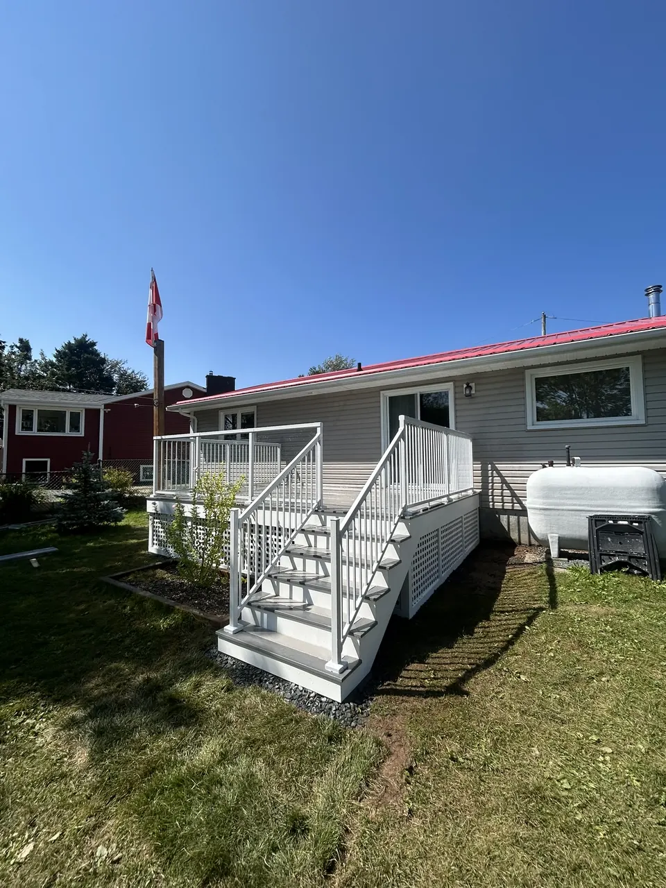 White-railed deck: front approach